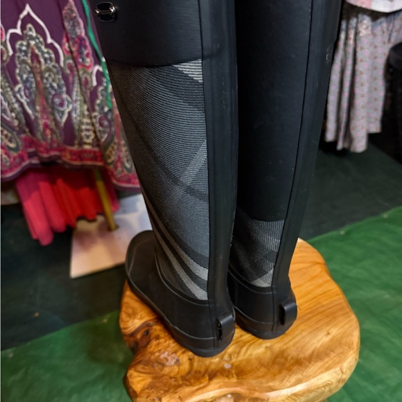 Burberry Black and Gray Winter Boots for Rainy Days - Picture 9 of 9
